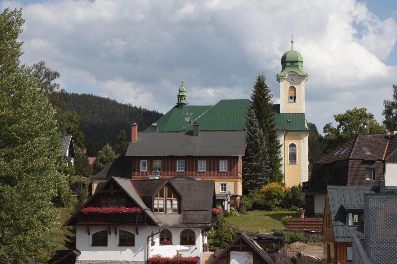 Enjoyharrachov - Atraktivni Klidny Klimatizovany Apartman 20 V Centru Harrachova S Parkovanim, Wifi-Wlan, Sat, Herni Konzoli, Ipad, Netflix Zdarma, Moznosti Dobijeni Auta, Vyhledem Do Zahrady A Na Romanticky Kostelik 外观 照片