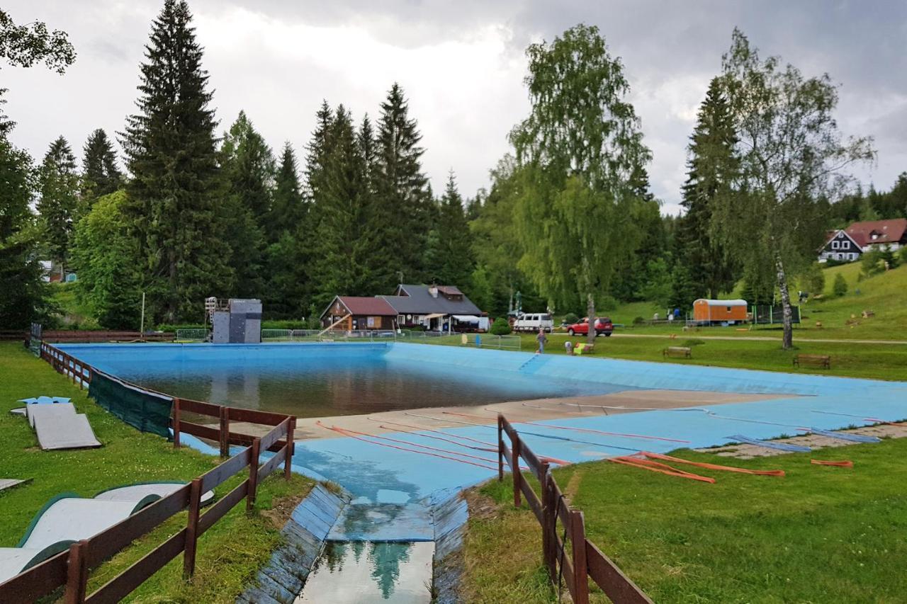 Enjoyharrachov - Atraktivni Klidny Klimatizovany Apartman 20 V Centru Harrachova S Parkovanim, Wifi-Wlan, Sat, Herni Konzoli, Ipad, Netflix Zdarma, Moznosti Dobijeni Auta, Vyhledem Do Zahrady A Na Romanticky Kostelik 外观 照片