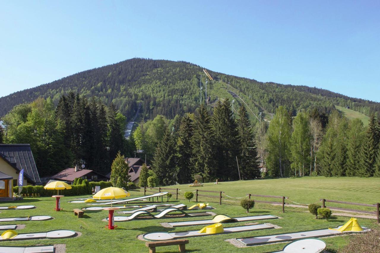 Enjoyharrachov - Atraktivni Klidny Klimatizovany Apartman 20 V Centru Harrachova S Parkovanim, Wifi-Wlan, Sat, Herni Konzoli, Ipad, Netflix Zdarma, Moznosti Dobijeni Auta, Vyhledem Do Zahrady A Na Romanticky Kostelik 外观 照片