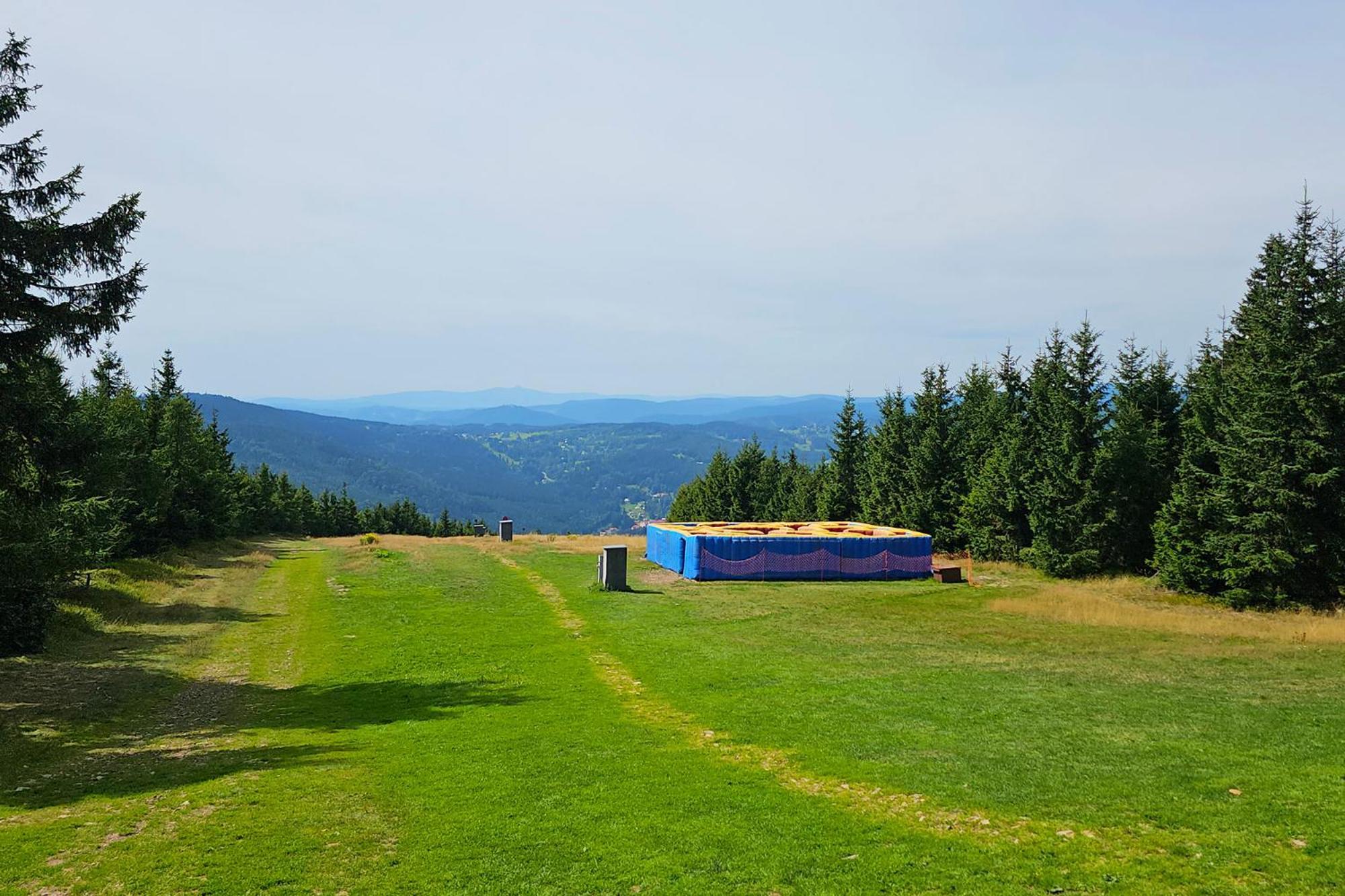 Enjoyharrachov - Atraktivni Klidny Klimatizovany Apartman 20 V Centru Harrachova S Parkovanim, Wifi-Wlan, Sat, Herni Konzoli, Ipad, Netflix Zdarma, Moznosti Dobijeni Auta, Vyhledem Do Zahrady A Na Romanticky Kostelik 外观 照片