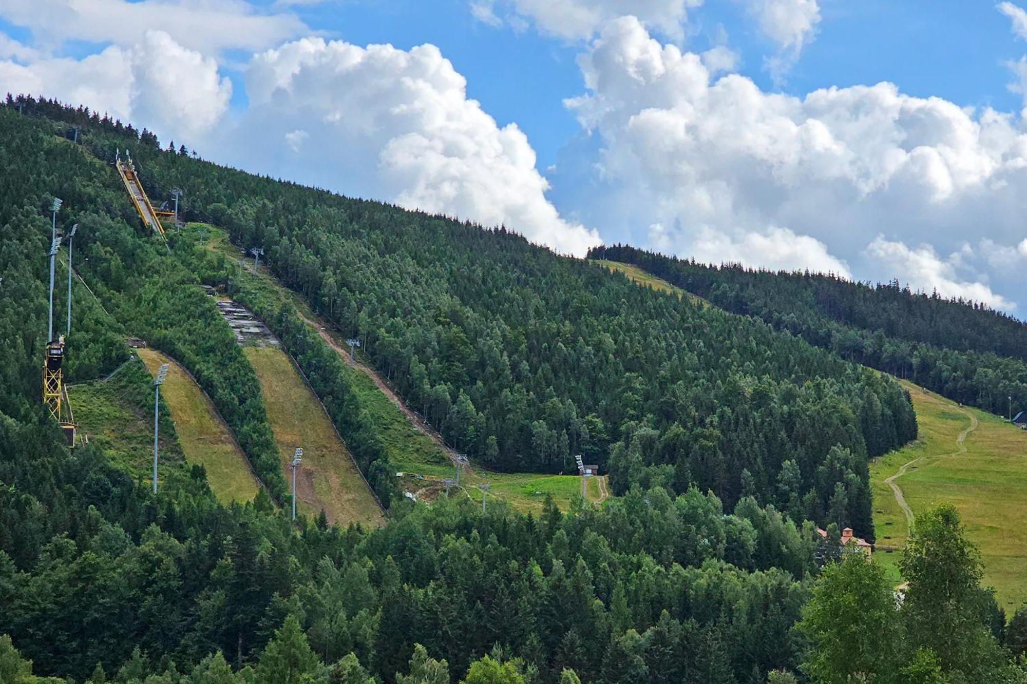 Enjoyharrachov - Atraktivni Klidny Klimatizovany Apartman 20 V Centru Harrachova S Parkovanim, Wifi-Wlan, Sat, Herni Konzoli, Ipad, Netflix Zdarma, Moznosti Dobijeni Auta, Vyhledem Do Zahrady A Na Romanticky Kostelik 外观 照片