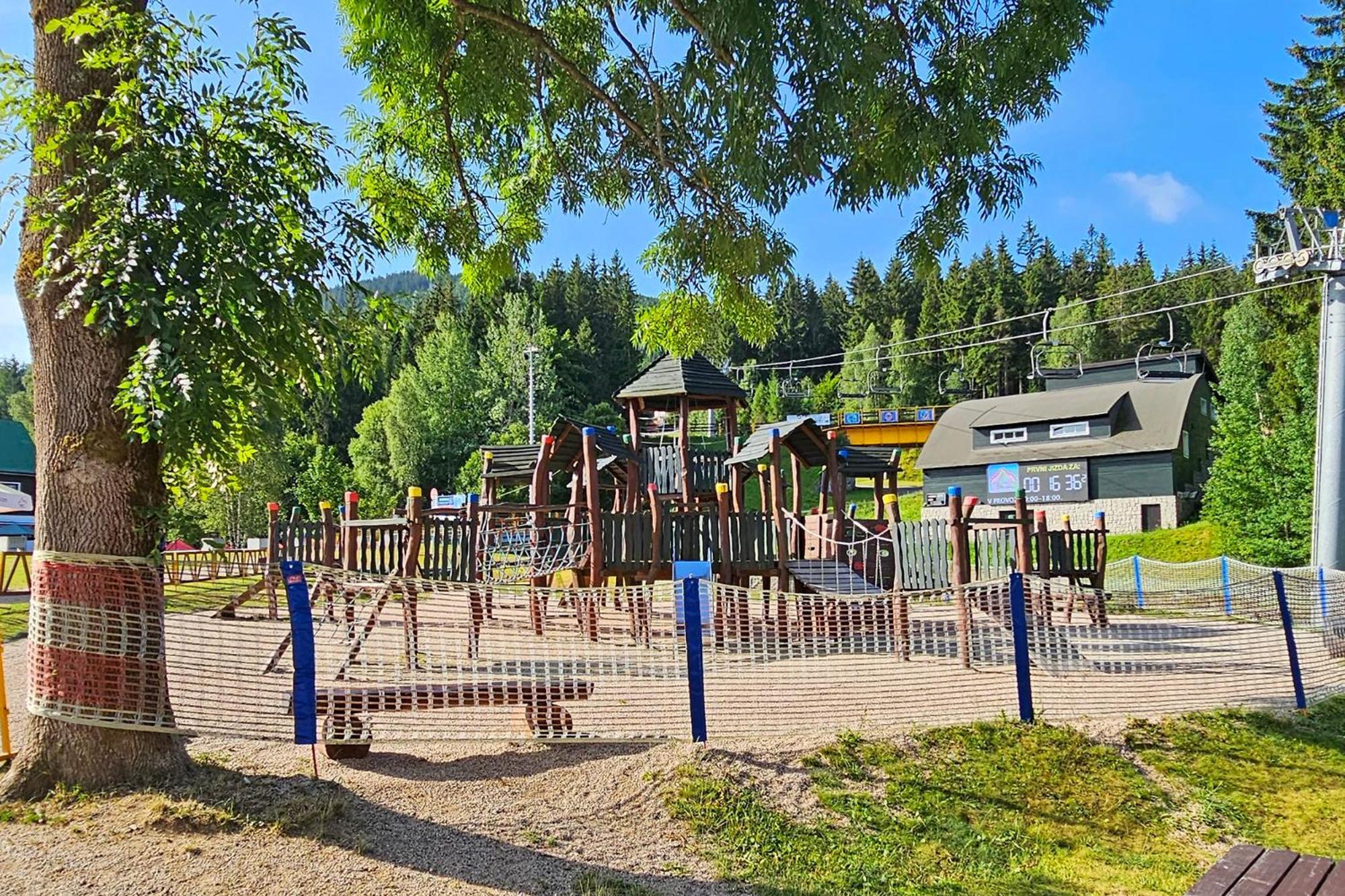 Enjoyharrachov - Atraktivni Klidny Klimatizovany Apartman 20 V Centru Harrachova S Parkovanim, Wifi-Wlan, Sat, Herni Konzoli, Ipad, Netflix Zdarma, Moznosti Dobijeni Auta, Vyhledem Do Zahrady A Na Romanticky Kostelik 外观 照片