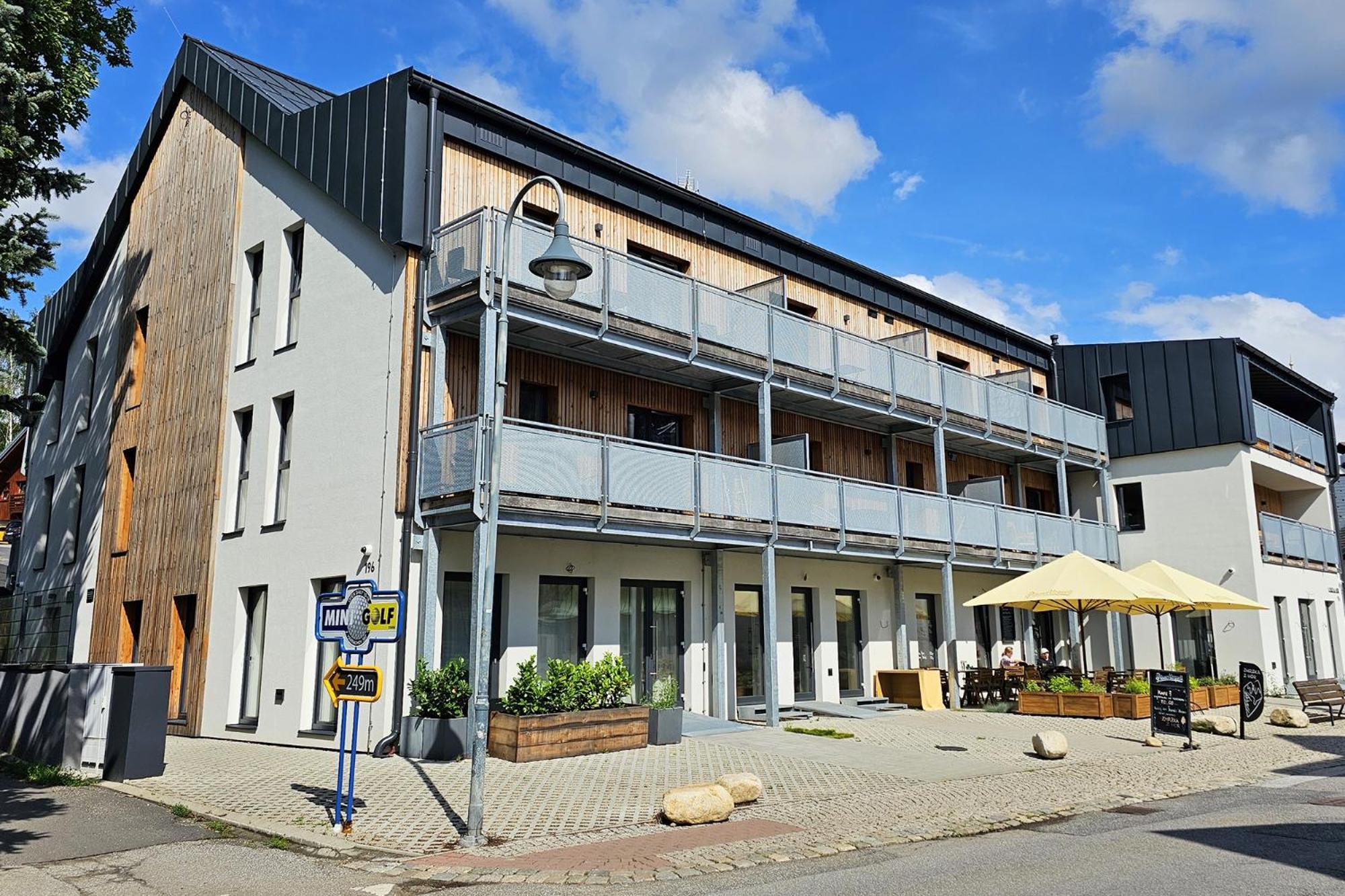 Enjoyharrachov - Atraktivni Klidny Klimatizovany Apartman 20 V Centru Harrachova S Parkovanim, Wifi-Wlan, Sat, Herni Konzoli, Ipad, Netflix Zdarma, Moznosti Dobijeni Auta, Vyhledem Do Zahrady A Na Romanticky Kostelik 外观 照片