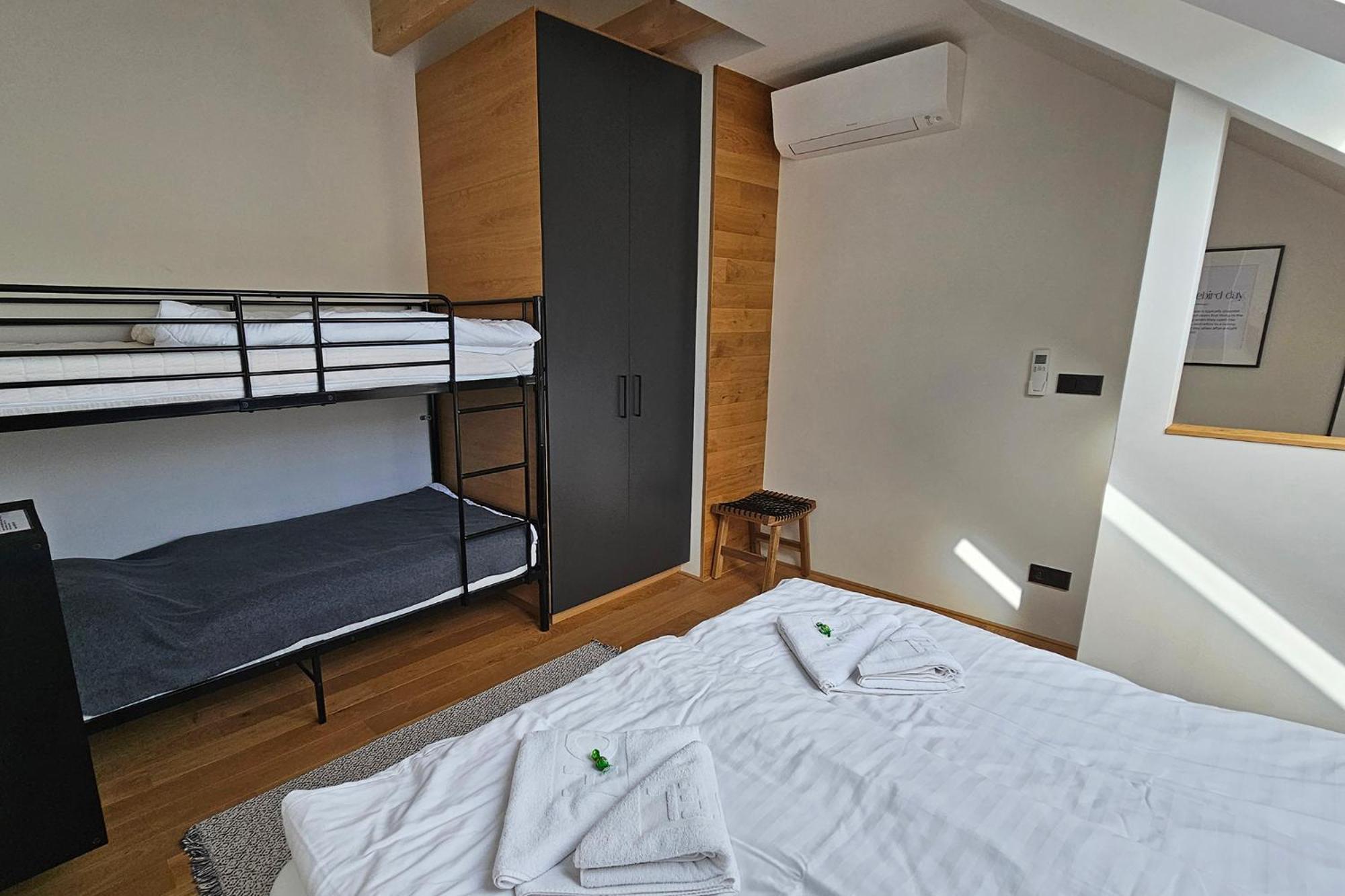 Enjoyharrachov - Atraktivni Klidny Klimatizovany Apartman 20 V Centru Harrachova S Parkovanim, Wifi-Wlan, Sat, Herni Konzoli, Ipad, Netflix Zdarma, Moznosti Dobijeni Auta, Vyhledem Do Zahrady A Na Romanticky Kostelik 外观 照片